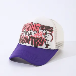 Detalle de gorra trucker con visera morada y malla blanca transpirable con estampado