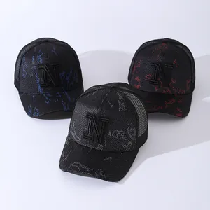 Drei Graffiti-Baseballkappen mit N-Patch, Schlangentextur und atmungsaktivem Mesh-Rückteil