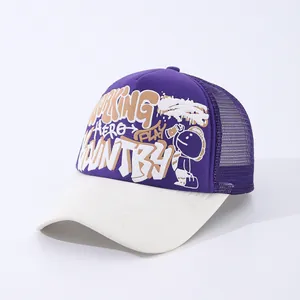 Vista de detalle de gorra trucker violeta y blanca con estampado graffiti Working Hero