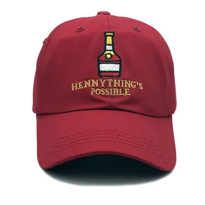 Dunkelrote Baseballkappe mit Weinflaschen-Stickerei und Hennything's Possible-Text