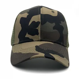 Détail de casquette trucker camouflage avec filet respirant et visière courbée cousue