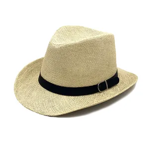 Dettaglio di un cappello di paglia beige con nastro in ecopelle nera e fibbia metallica