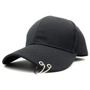 Berretto da baseball in cotone nero con anelli metallici argentati sulla visiera