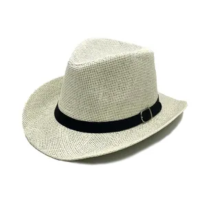 Dettaglio del cappello di paglia intrecciata con cintura nera e fibbia in metallo