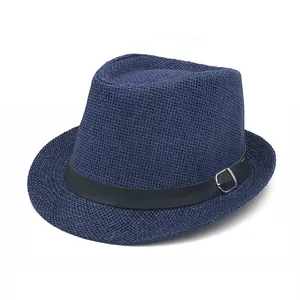 Gros plan détaillé sur un chapeau de paille bleu marine avec ruban en similicuir et boucle