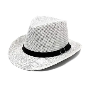 Dettaglio di un cappello di paglia bianco con nastro nero e fibbia in metallo