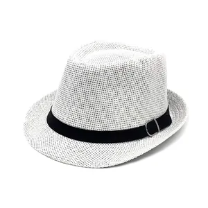 Détail d'un chapeau fedora en paille blanche avec ruban noir et boucle en métal argenté