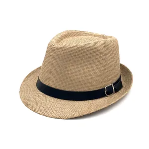 Détail de la texture en paille et du ruban noir avec boucle argentée sur le chapeau
