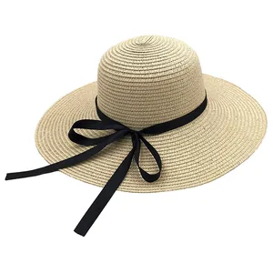 Chapeau de soleil chic en paille beige avec ruban noir élégant et large bord pour femme