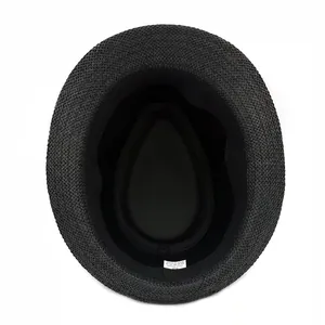Vue intérieure d'un chapeau de paille noir avec bandeau et étiquette de taille