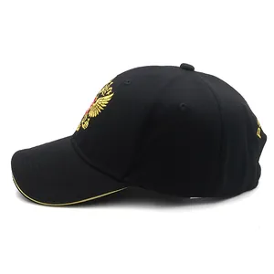 Casquette noire avec broderie d'aigle russe dorée et bordure de visière jaune vif