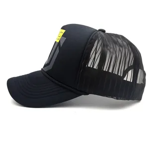 Gorra trucker negra con estampado NPC amarillo y malla trasera, vista lateral profesional