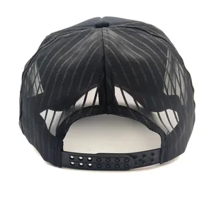 Vista trasera de gorra trucker negra NPC con malla transpirable y cierre snapback