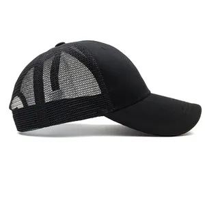 Klassieke zwarte mesh trucker pet met gebogen klep en ademend ontwerp voor buiten in de zomer