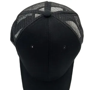 Detail van ademend zwart gaas en katoen op deze outdoor honkbalpet voor heren en dames