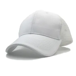 Witte ademende mesh trucker pet met katoenen voorkant en verstelbare snapback sluiting