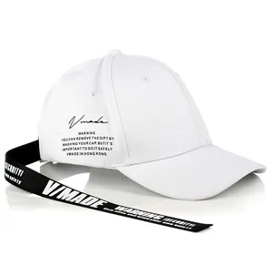 Dettaglio cappellino bianco in cotone con lungo cinturino nero e scritta V/MADE