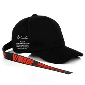 Cappellino da baseball nero street style con cinturino lungo e scritta V/MADE rossa