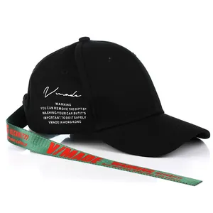Cappellino da baseball nero con lungo cinturino verde logato e ricami in stile street