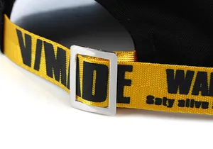 Cappellino da baseball nero con cinturino giallo stampato e fibbia in metallo