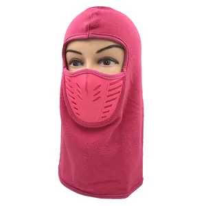 Dettaglio del passamontagna in pile rosa con maschera traspirante e paracollo