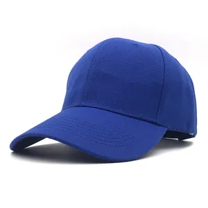 Detail der königsblauen Baseballkappe mit Twill-Stoff und verstärkten Nähten