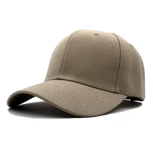Detail einer khakifarbenen Twill-Baumwoll-Baseballkappe mit verstärkten Nähten und Schirm