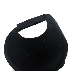 Klassische schwarze Baseballkappe mit verstellbarem Klettverschluss auf weißem Grund