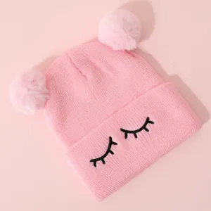 Cappello in maglia rosa per bambini con doppi pompon in pelliccia e ciglia ricamate