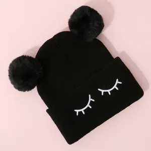 Berretto in maglia nera per bambini con doppio pompon e ricamo di ciglia