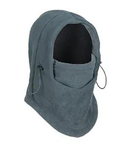 Detail van warme fleece bivakmuts met verstelbaar trekkoord en winddicht gezichtsmasker