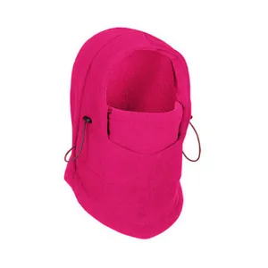 Detail van de roze fleece bivakmuts met verstelbare trekkoorden voor winterbescherming
