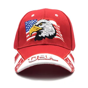 Rote Baseballkappe mit Adlerstickerei und USA-Flaggendesign auf weißem Hintergrund