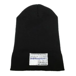Bonnet en tricot noir avec écusson drapeau américain pour rester au chaud et skier en hiver