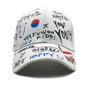 Weiße Baumwoll-Baseballkappe mit bunten Graffiti-Prints und trendigen Straßenmustern