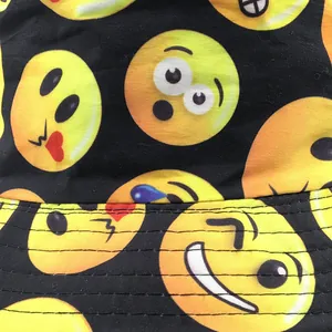 Chapeau bob réversible unisexe avec imprimé emoji jaune sur tissu en sergé noir