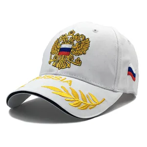 Dettaglio cappellino bianco con ricamo aquila russa dorata e bandiera laterale