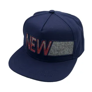 Dunkelblaue Snapback Cap mit 3D NEW Bestickung und grauem strukturiertem Patch