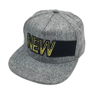 Graue strukturierte Snapback-Mütze mit schwarzem Band und gelber NEW-Stickerei auf Weiß