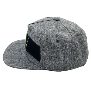 Graue Snapback Cap mit flachem Schirm und schwarzem Logo-Stickerei in Seitenansicht