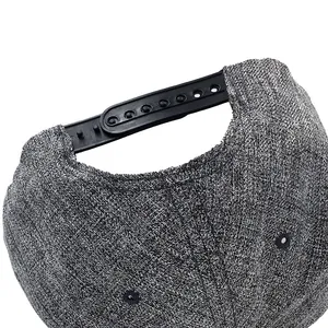 Détail de la sangle snapback réglable sur la casquette de baseball hip-hop gris chiné
