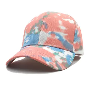 Vue macro des motifs tie-dye colorés et du tissu en coton sergé de haute qualité sur la casquette