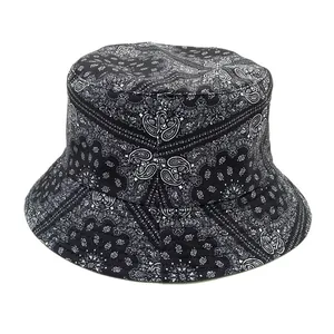 Sommerlicher Fischerhut mit Paisleymuster in Schwarz und Weiß aus Baumwolle