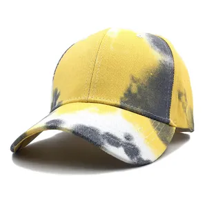Détail du motif tie-dye jaune et gris sur la casquette de baseball en toile de coton