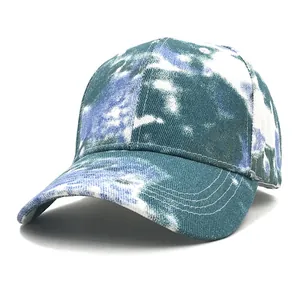 Vue détaillée d'une casquette tie-dye avec effet délavé bleu et violet style urbain