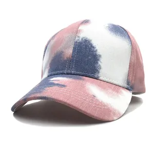 Vue détaillée de la texture de la casquette de baseball en coton tie-dye rose et bleu