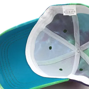Vue macro d'une casquette en coton graffitis avec coutures internes et étiquette de matière