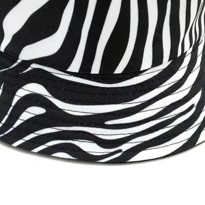 Cappello da pescatore con stampa zebrata bianca e nera e cuciture rinforzate sui bordi