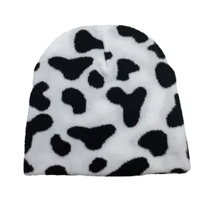 Bonnet en maille avec motif vache noir et blanc pour chaleur hivernale et style urbain