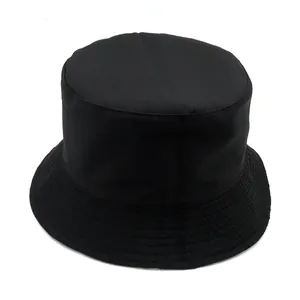 Cappello a secchiello classico nero in cotone con cuciture esagonali su sfondo bianco